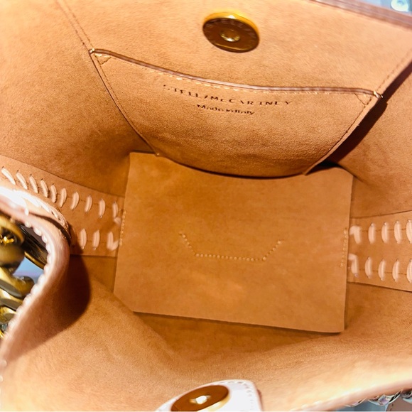 Stella McCartney: Two-Tone Bucket Frayme Chain-Link Crossbody Tote Bag - Picture 16 of 16